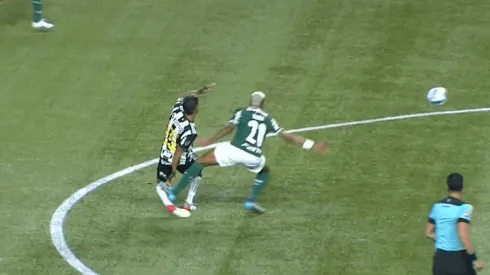 Danilo y brutal plancha por Copa Libertadores que cobró el VAR Julio Bascuñán.