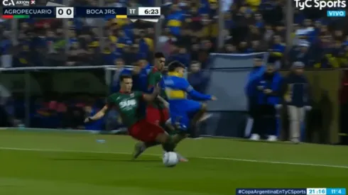 Criminal patada al joven futbolista de Boca Juniors.