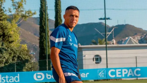 Alexis Sánchez ya entrena con sus compañeros en Francia.