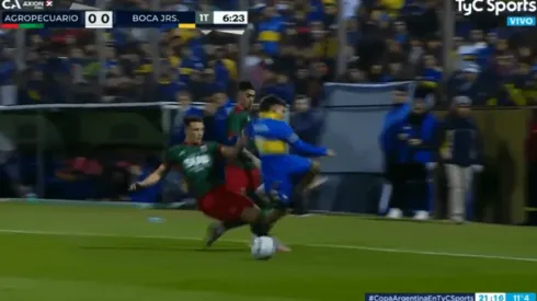 Leyendeker le dio una tremenda patada al juvenil xeneize.