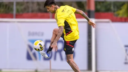 Erick Pulgar puede debutar este domingo con el Flamengo