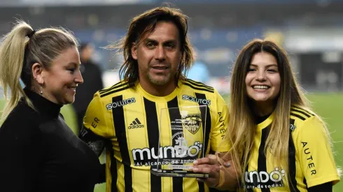 Acompañado de su familia, Sanhueza recibe un humilde homenaje.