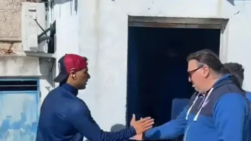 Luis Suárez ingresando a un modesto vestuario para jugar por Nacional