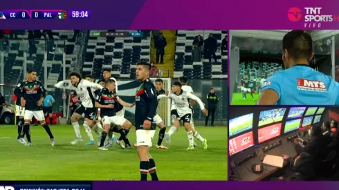 Tobar revisando la jugada polémica de Falcón con Farías