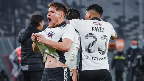 Leo Gil festeja el gol de Colo Colo que nació de su pase al Kiwi Rojas