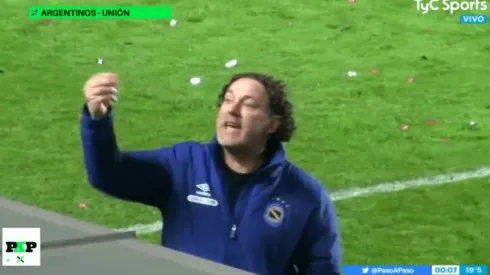 Gabriel Milito escuchó atentamente el consejo del fanático.