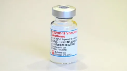 Reino Unido aprueba uso de vacuna bivalente contra el COVID-19