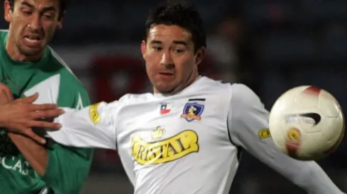 Claudio Bieler disputa un balón con Cristian Reynero de Audax Italiano el año 2007.