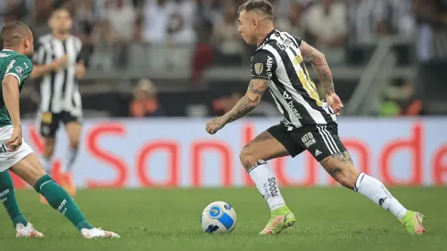 Eduardo Vargas no lo pasa bien en el Mineiro tras ser expulsado en la Copa Libertadores