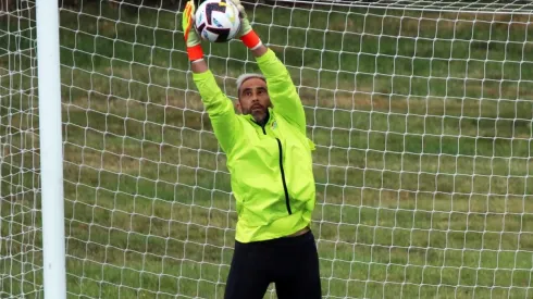 Claudio Bravo aún no logra ser inscrito por Betis.