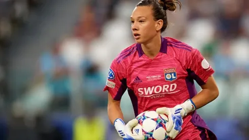 Tiane Endler estrenó la temporada atajando un penal en el Lyon.