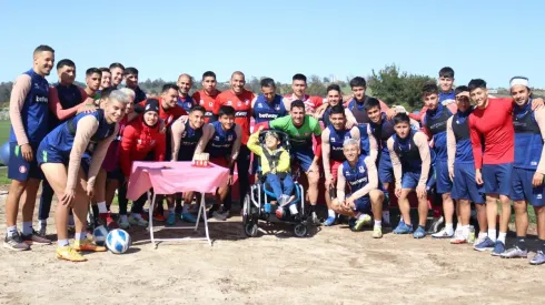 El plantel de Unión La Calera compartió con Vicente Torres Álvarez, joven hincha cementero que sufre de una distonía generalizada bilateral que lo priva de poder caminar y hablar.