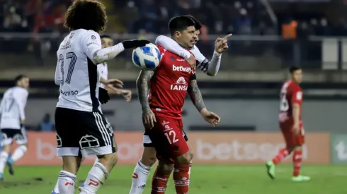 El defensor y el delantero se enfrentaron en varios momentos en el partido.