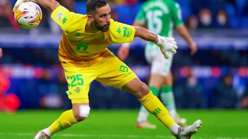 Claudio Bravo no ha sido inscrito por el Betis en la presente temporada porque su contrato supera el límite del fair play financiero para el club andaluz