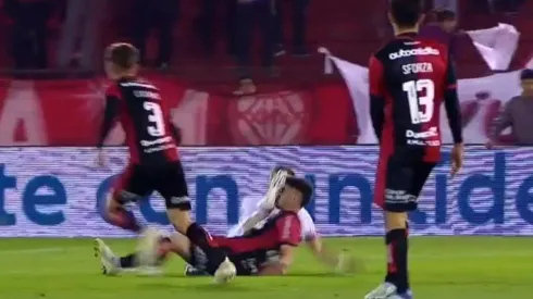 Soto se salvó de la roja tras esta patada ante Newell's