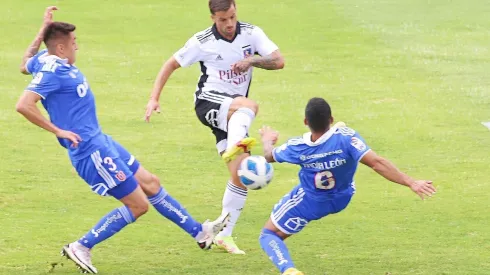 Gabriel Costa en el Superclásico anate la Universidad de Chile.