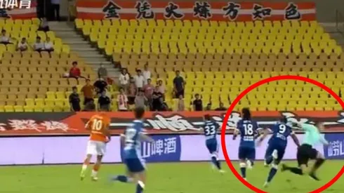 El momento del empellón al árbitro