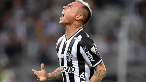 Eduardo Vargas quedó golpeado tras la expulsión en Copa Libertadores que lo cortó del Mineiro