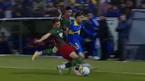 El momento de la lesión de Exequiel Zeballos tras la patada de Milton Leyendeker.