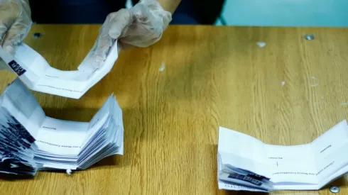 ¿Cuáles son las multas por no votar y cómo puedo excusarme?