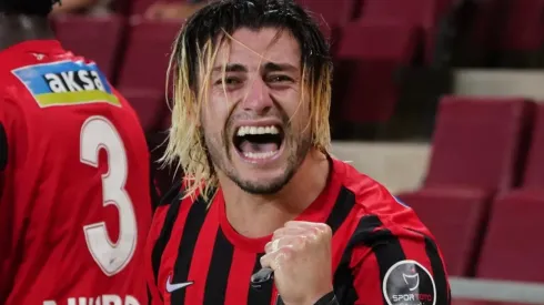 Sagal celebra el gol que convirtió en Turquía tras una gran corrida