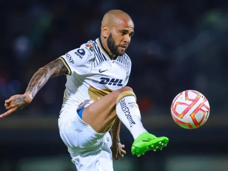 Alves recibe abucheos de fanáticos de Pumas y les responde