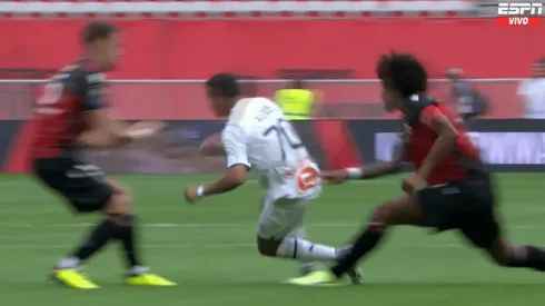 Alexis Sánchez sufrió el rigor del experimentado brasileño.