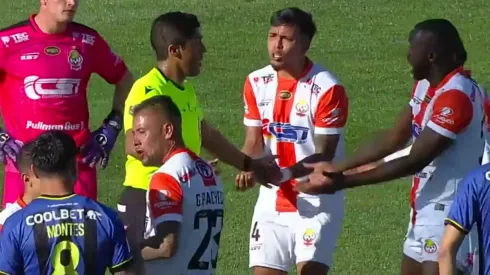 Iván Contreras le reclamó furioso a Nicolás Gamboa por un penal que cobró a favor de Huachipato. (Captura TNT Sports).