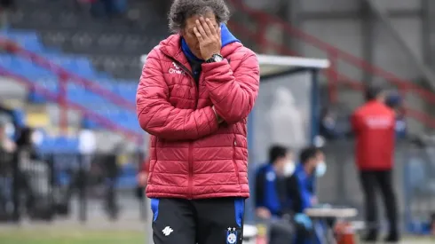 Mario Salas tiene un problema que resolver en el ataque de Huachipato.