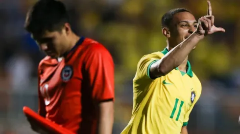 Antony celebra un gol que le convirtió a la Roja Sub 23 en un amistoso contra la selección olímpica de Brasil.