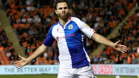 Ben Brereton marca un golazo y pone el 0-1 parcial el Blackburn contra Blackpool.