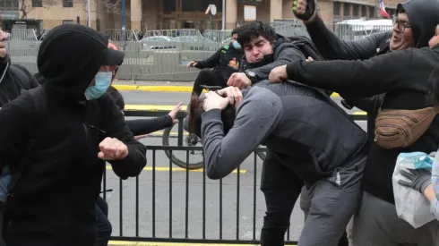 Simón Boric es agredido frente a la Casa Central de la U. de Chile.
