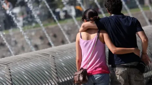 Una pareja pasea en Santiago.