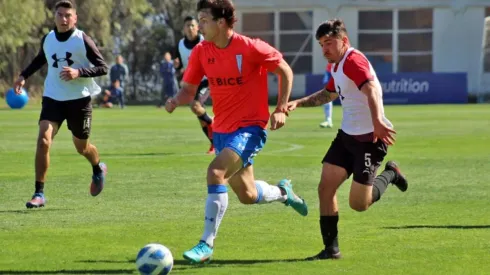 Gonzalo Tapia anotó uno de los goles para la UC desde lanzamiento penal.