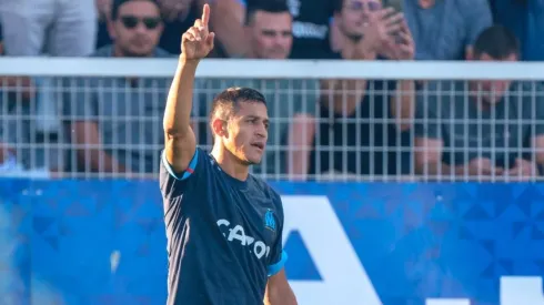 Alexis viene de anotar ante Auxerre, pero no podrá estar presente por su expulsión la edición pasada