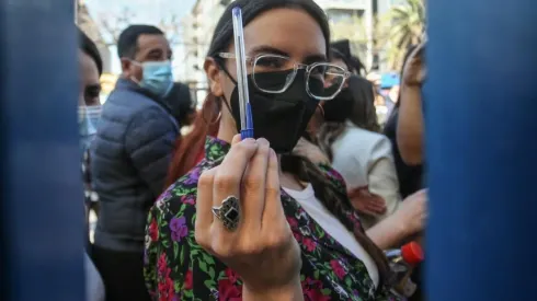 La ministra Camila Vallejo vota en el Liceo Indira Gandhi en La Florida