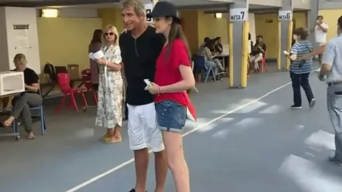 Manuel Pellegrini y el requerimiento de los hinchas en el centro de votación de Madrid.