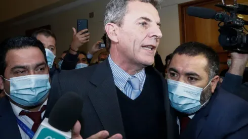 Gonzalo de la Carrera le saca foto al voto y la sube a sus redes: ¿A qué multas se arriesga?