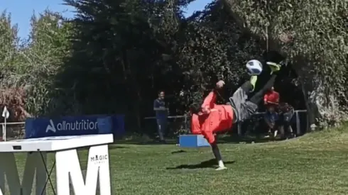 Matías Dituro sacó una chilena del sombrero y dejó pagando a César Pinares.