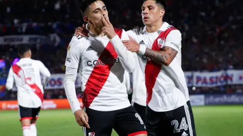 Pablo Solari celebra uno de los siete goles que marcó en River Plate: el globito genial ante Tigre.