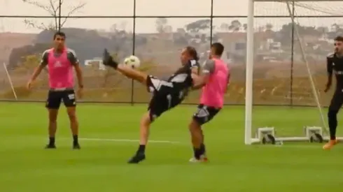 Cuca se matriculó con una tremenda tijera en la práctica del Mineiro