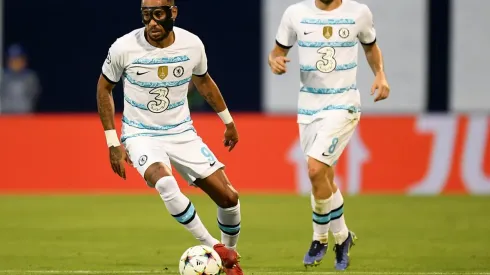 Tras sufrir un violento robo en sus últimas horas en Barcelona, el cual le dejó una fractura, Aubameyang tuvo que jugar con un protector facial en su rostro.