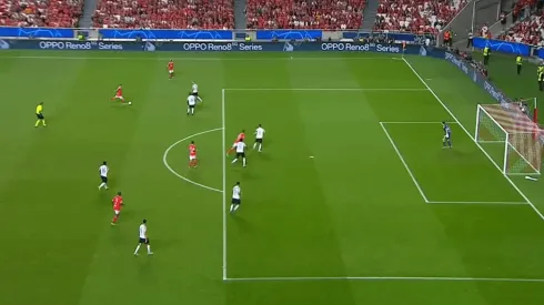 Alejandro Grimaldo mandó a guardar un tremendo disparo de zurda.