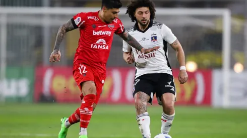 Patricio Rubio es marcado por Maximiliano Falcón en la vuelta de los octavos de final de la Copa Chile, fase en la que se impusieron los Diablos Rojos.