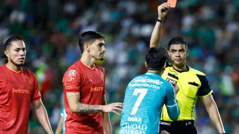 Dávila se fue expulsado en la segunda mitad