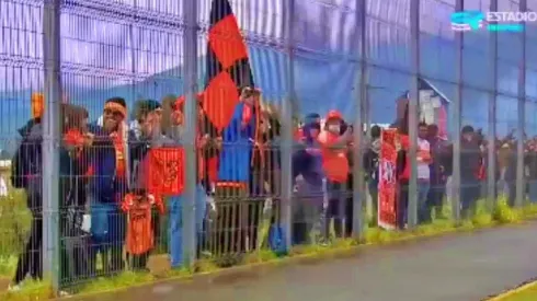 Los hinchas loínos ven el partido a través de la reja