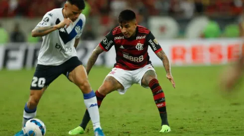 Erick Pulgar entró encendido y por poco marca de tiro libre