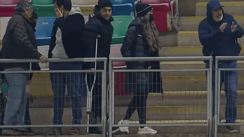 Felipe Mora presenció el 2-2 entre Audax Italiano y Cobresal en el estadio Bicentenario de La Florida. (Captura TNT Sports).