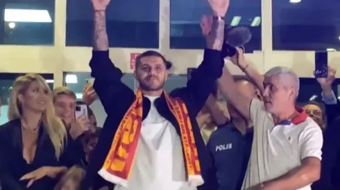 Mauro Icardi en su llegada a Estambul