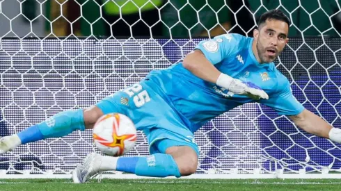 Claudio Bravo regresó al arco del Real Betis: las reacciones de la prensa española.